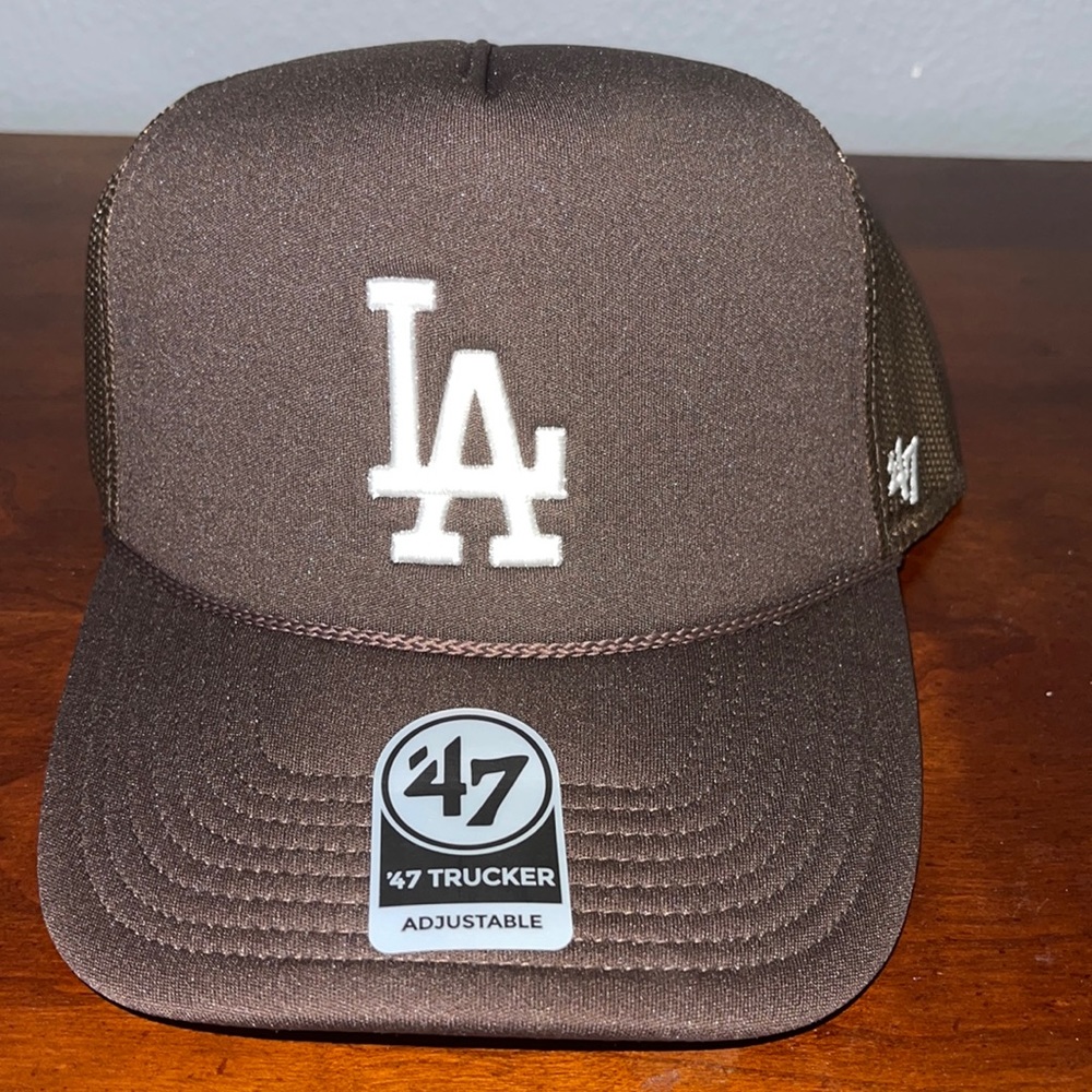 ‘47 brown snapback baseball cap. With LA embroidery.